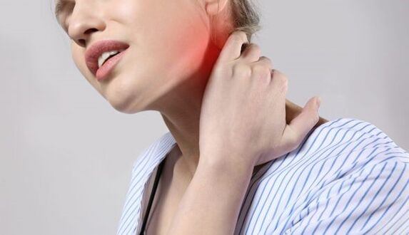 Με την οστεοχόνδρωση της αυχενικής μοίρας της σπονδυλικής στήλης, εμφανίζεται πόνος στην περιοχή του αυχένα και των ώμων
