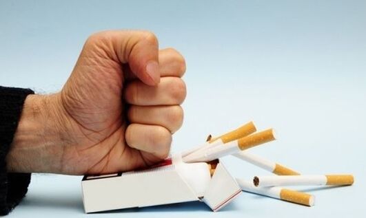 κόψτε το κάπνισμα για να αποφύγετε τον πόνο στις αρθρώσεις των δακτύλων